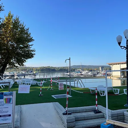 Happy Camp Mobile Homes In Lido Di Sesto Boats&restaurant 塞斯托卡伦代