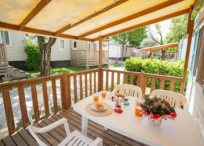 Kamp alanı Happy Camp Mobile Homes In Lido Di Sesto Boats&restaurant *